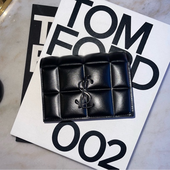 Black βCash Bag Meβ Lattice Textured Small Handbag - Picture 4 of 8